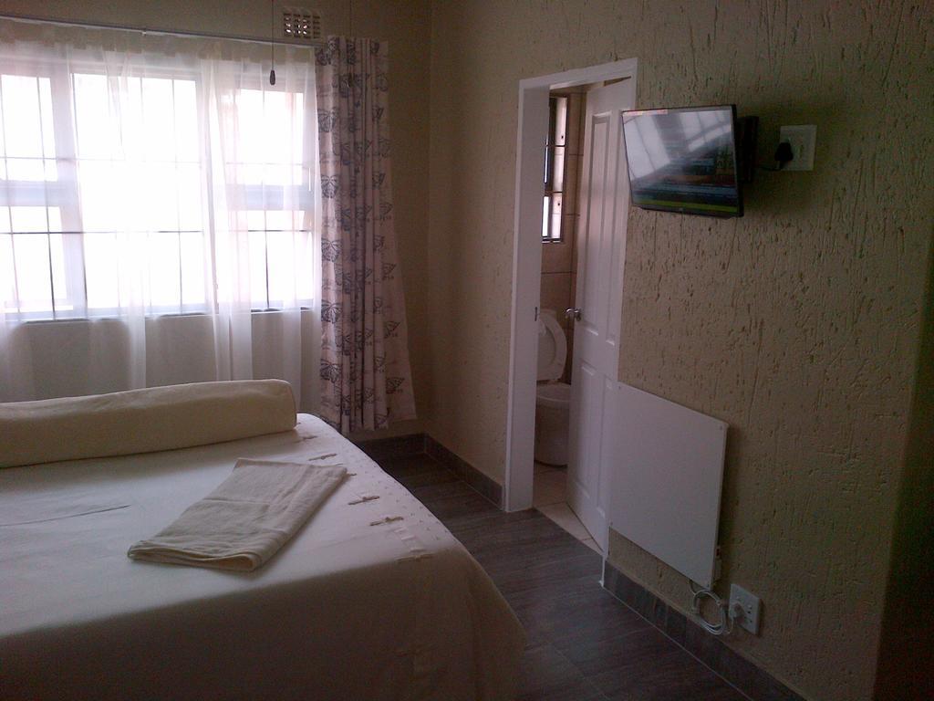 Chisam Guest Lodge Pty Ltd Йоханесбург Стая снимка